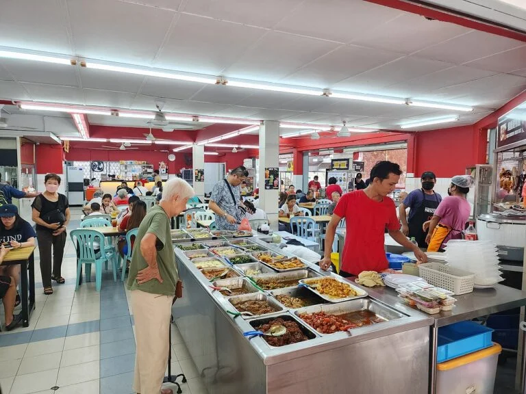 马来西亚一间现代 kopitiam 的桌椅与餐饮摊位