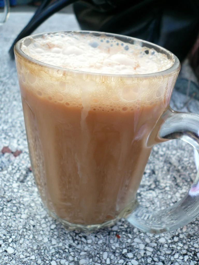 玻璃杯中的马六甲拉茶