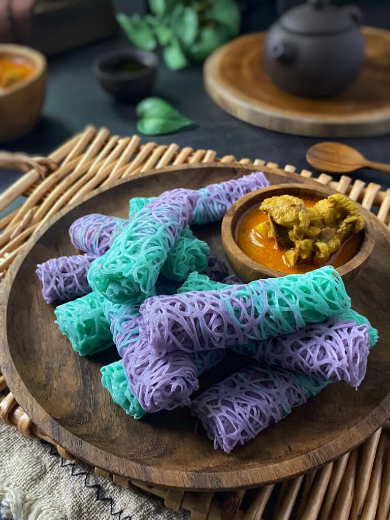紫色与青绿色网状煎饼 Roti jala 配咖喱鸡
