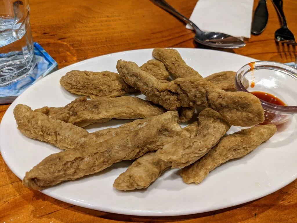 登嘉楼停泊岛的炸鱼肉条 Keropok lekor 与蘸酱
