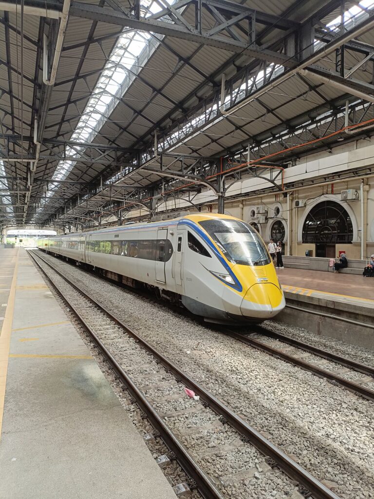 KTM ETS 列车驶经吉隆坡站